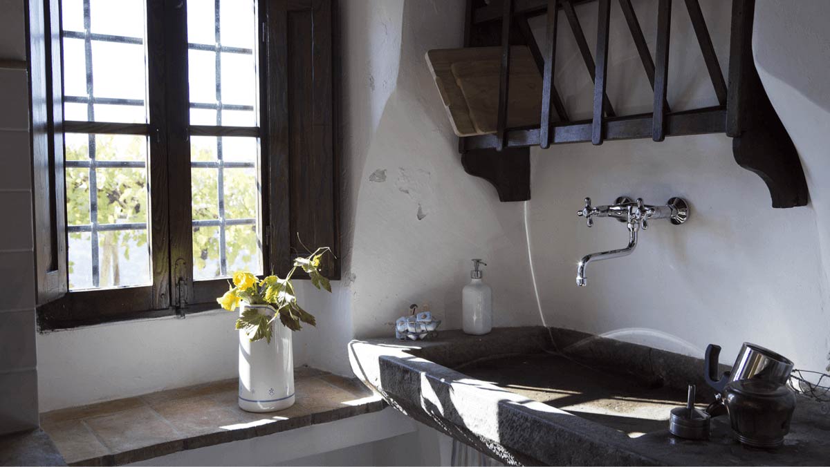 Cucina dell'agriturismo Fattoria di Lamole, con Lavandino in Pietra serena e piattaia di Legno, con vista su Lamole in Chianti